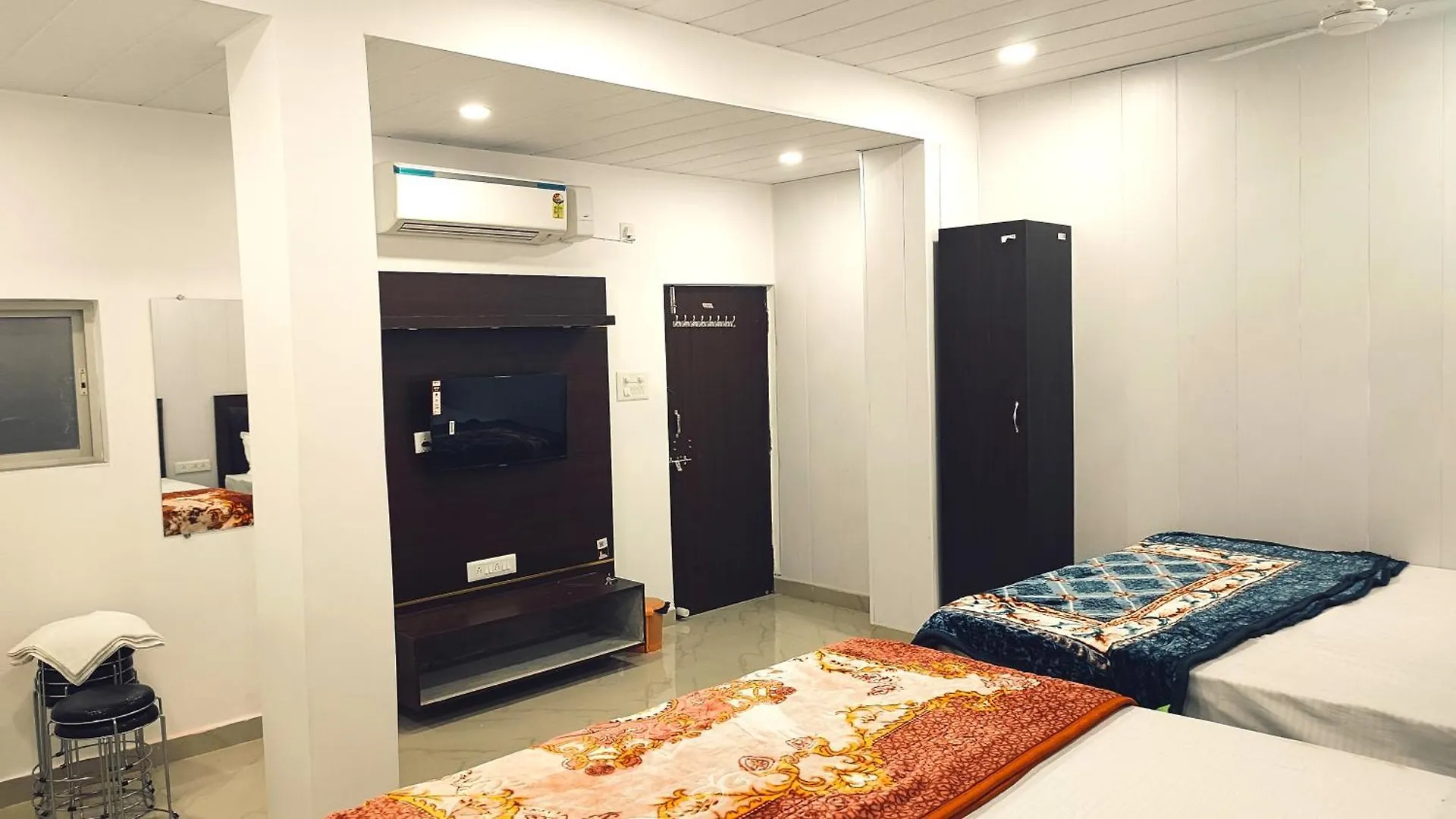 Taj Plaza Paying Guest House Varanasi